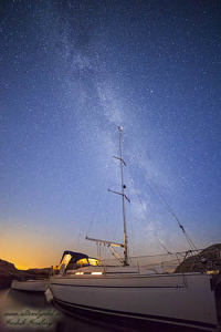 Segelbåt under stjärnorna i Lysekil, Bohuslän