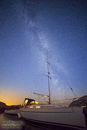 Segelbåt under stjärnorna i Lysekil